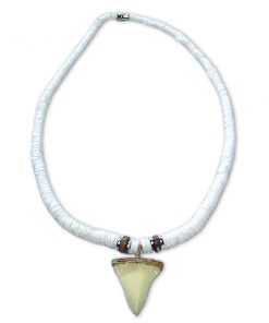 שרשרת צ'וקר דסקיות צדפים לבנה סיומת תליון דמוי שן כריש