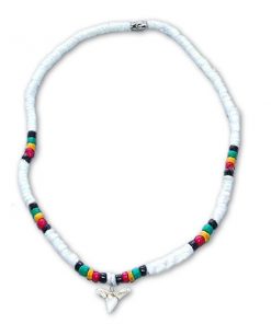 שרשרת צ'וקר צדפים לבנה מקטעים צבעוניים עם תליון שן כריש