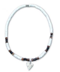 שרשרת צ'וקר צדפים לבנה מקטעים של חום עם תליון שן כריש