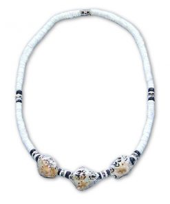 שרשרת צ'וקר צדפים לבנה משבצת ב 3 תליוני צדפי חוף