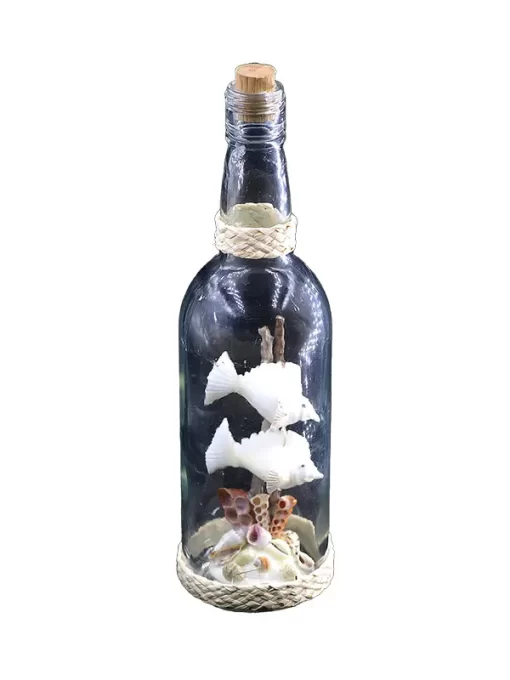 בובות מצדפים בתוך בקבוק זכוכית שקוף
