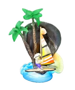 בובת גולש רוח מצדפים על רקע אי ועצי דקל