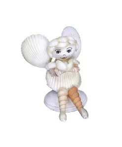 בובה של ילדה קטנה מצדפים בעבודת יד