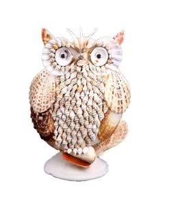 בובת ינשוף מפוארת עשויה מצדפים על מעמד שטוח