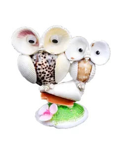 זוג ינשופים עבודת יד מצדפים עומדים על ענף דמוי צדף