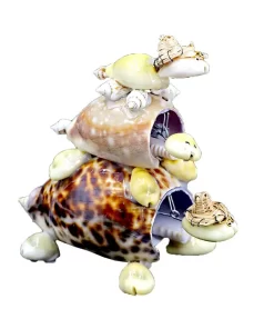 3 בובות צבים רכובים אחד על השני מצדפים עבודת יד