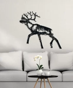 תמונה חיתוך לייזר מתכת צבי בודד ביער